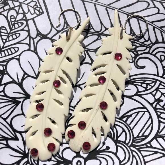 HP Boho bone feather earrings Ruby red crystals - Picture 2 of 2